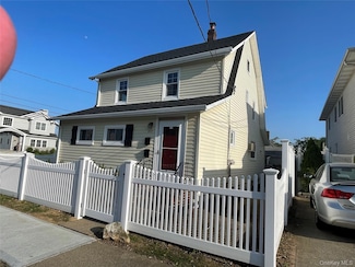 857 Garfield St Unit 2nd Fl, Franklin Square, NY 11010