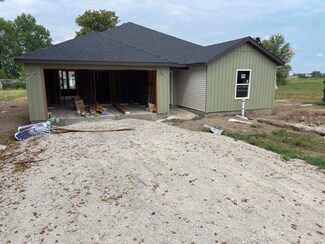 1213 Charlene Dr, Bolivar, MO 65613