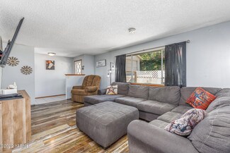 132 Thill Ave, Sunnyside, WA 98944
