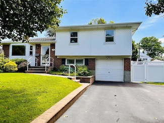 16 Warren Dr, Syosset, NY 11791