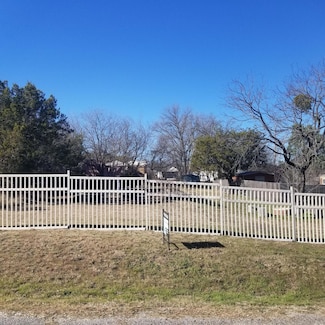 2206 Beverly Dr, Granbury, TX 76048