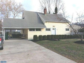 24 Hickory Ln, Levittown, PA 19055