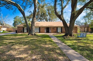 436 Forest Dr, Lake Jackson, TX 77566