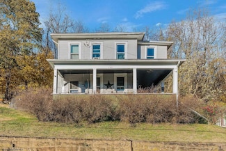 135 E Knotts Ave, Grafton, WV 26354