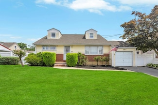 890 Polk Ave, Franklin Square, NY 11010