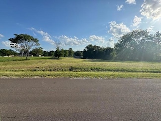 2050 Admiral Dr, Gallatin, MO 64640