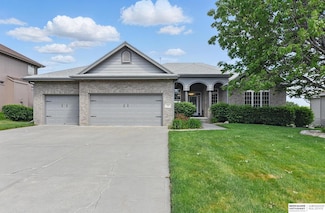 211 Longwood Dr, Papillion, NE 68133