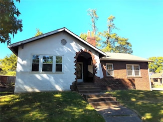 907 Country Club Dr, Saint Louis, MO 63121