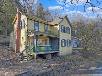 74 Charles St, Hawley, PA 18428
