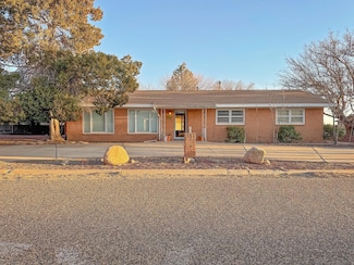 705 2nd St, Plains, TX 79355