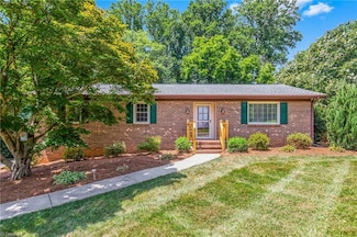 2150 Larkwood Dr, Pfafftown, NC 27040