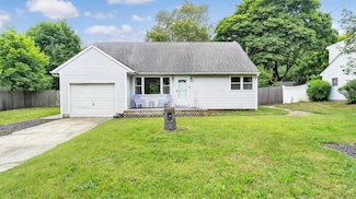 118 Hedges Ave, East Patchogue, NY 11772