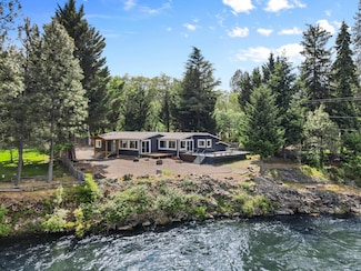 84 Meadow Ln, Shady Cove, OR 97539