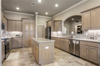 201 Doral Dr, Cave Springs, AR 72718