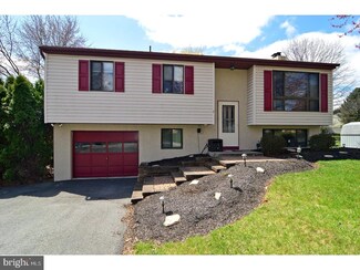 6 Surrey Ct, Oley, PA 19547