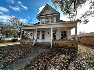 19 W Lincoln St, Harrisburg, IL 62946