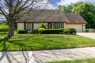 1 Chatsford Ct, Bloomington, IL 61704