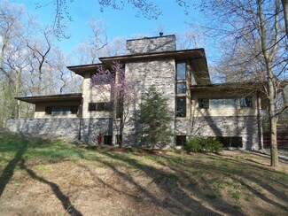 425 Roberts Ave, Beverly Shores, IN 46301