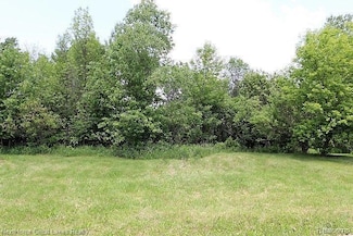 74 Westwood Dr, Grand Blanc, MI 48439