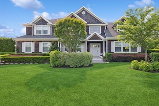 2 Fall Ct, Southampton, NY 11968