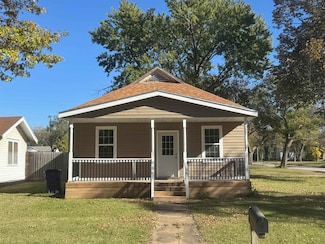 402 N Sycamore St, Eureka, KS 67045