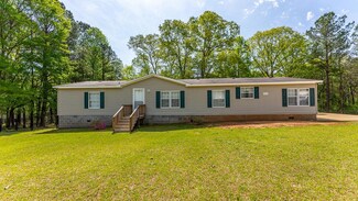 228 R St, Hamilton, GA 31811