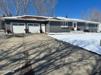 2912 Columbine Ct, Grand Forks, ND 58201