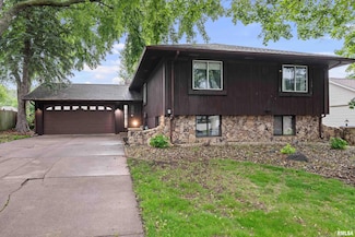 5721 Taylor St, Davenport, IA 52806