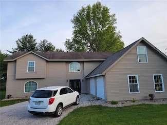 1002 E Mill St, Staunton, IL 62088