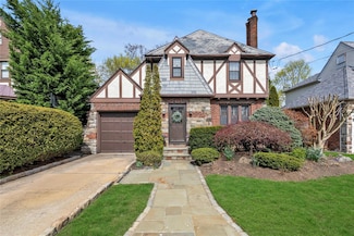 45 Henry St, Merrick, NY 11566