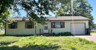 1402 N Green St, Hoisington, KS 67544