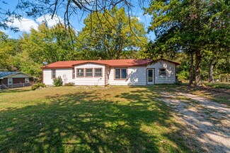 1029 N Center St, Willow Springs, MO 65793