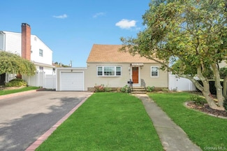 131 Lee Ave, Hicksville, NY 11801