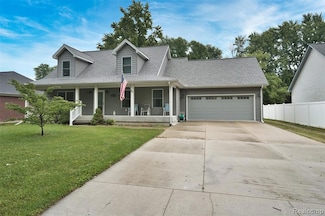38524 Pineridge St, Harrison Township, MI 48045
