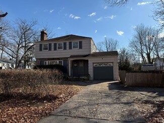 39 Kings Point Rd, Great Neck, NY 11024