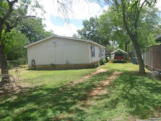 1121 Plum St, Floresville, TX 78114