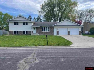 817 10th Ave NW, Waseca, MN 56093