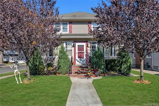127 Smith St, Lynbrook, NY 11563