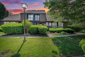 215 Kingsberry Dr, Somerset, NJ 08873