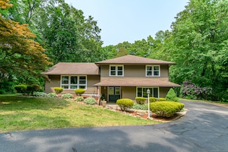 17 Chris Dr, Uncasville, CT 06382