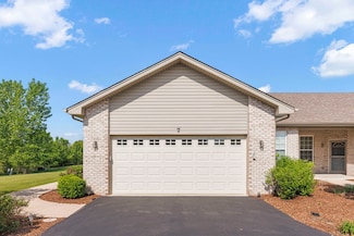 7 Solara Ct, Bolingbrook, IL 60490