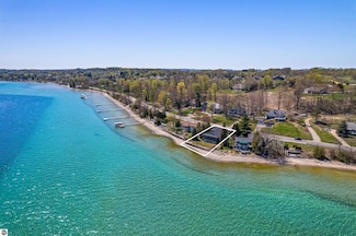 9428 Center Rd, Traverse City, MI 49686