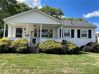 526 Sunset Dr, Hubbard, OH 44425