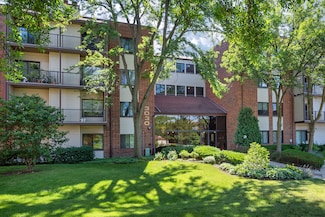 3030 Pheasant Creek Dr Unit 102, Northbrook, IL 60062
