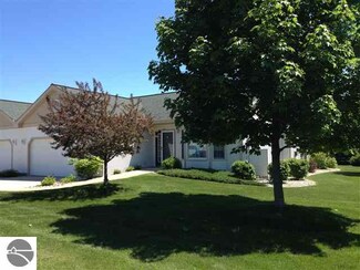 305 Golfview Ln, Elk Rapids, MI 49629