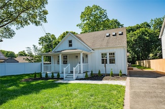 122 5th St, Saint James, NY 11780