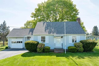 8 Elaine St, Hampton, NH 03842