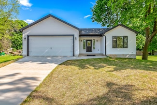 611 River Rd, Marshall, MI 49068