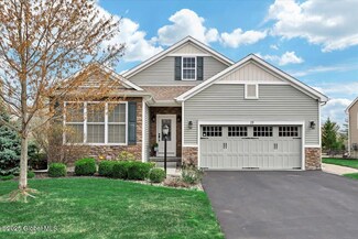 19 Mahogany Dr, Colonie, NY 12189