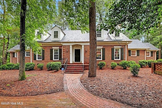 102 Cedar Ln, Clinton, NC 28328